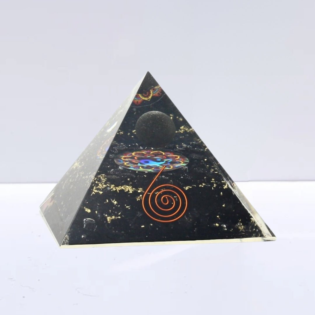 Figura geométrica pirámide Orgonita 'Earth' con turmalina, diseñada para armonizar energías, de Mystical Tienda.