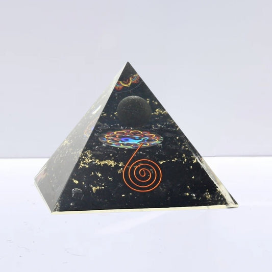 Figura geométrica pirámide Orgonita 'Earth' con turmalina, diseñada para armonizar energías, de Mystical Tienda.