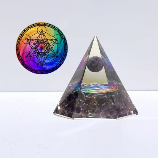 Pirámide Orgonita 'Sacred' de amatista con símbolo Metatrón, figura geométrica de cristal para armonización energética.