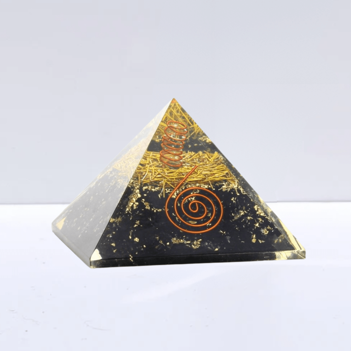 Figura geométrica pirámide Orgonita Sidera con turmalina, diseñada para energizar y proteger, de Mystical Tienda.
