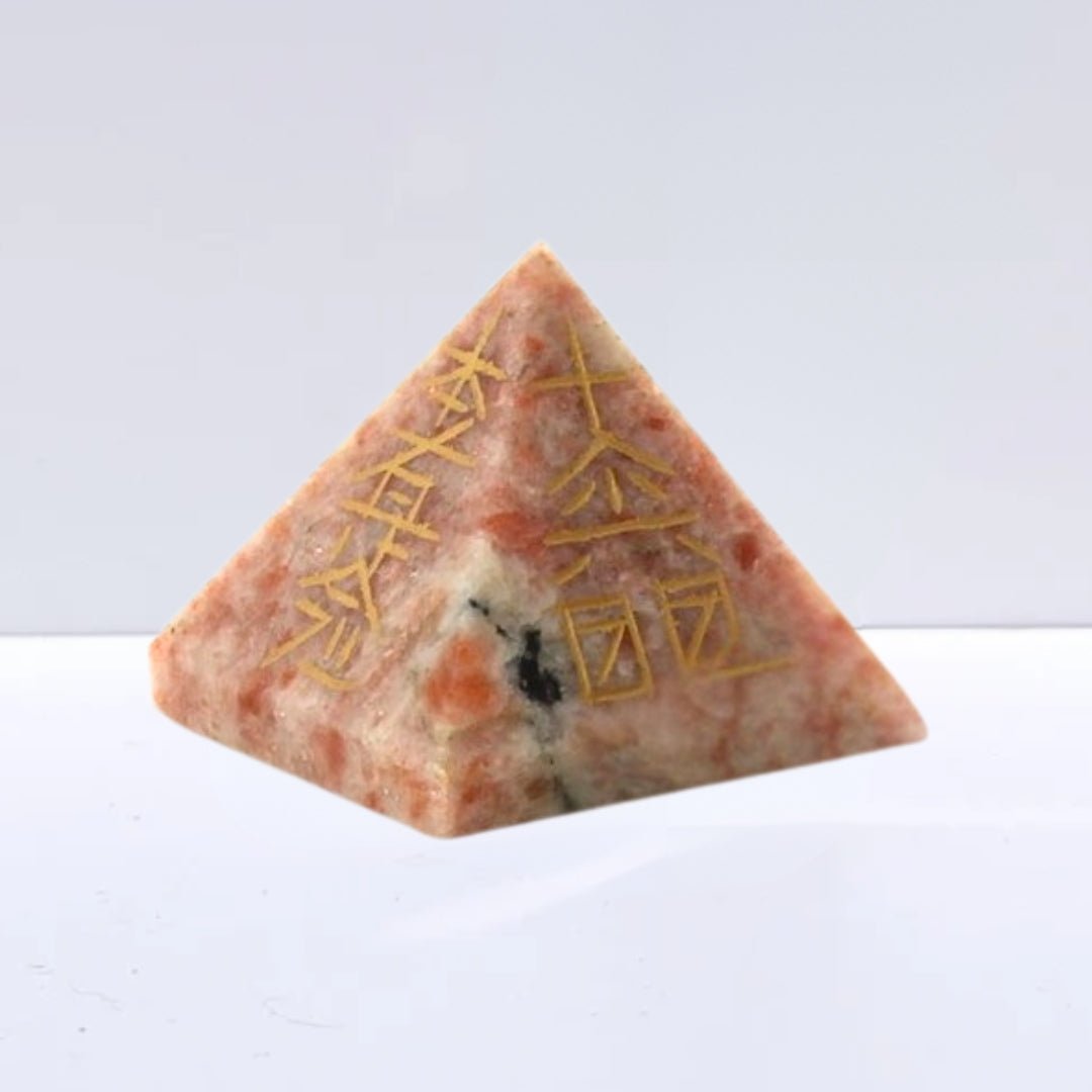 Pirámide de Reiki de Piedra de Sol, figura geométrica de cristal con detalles en tonos anaranjados y dorados, para energía y armonía.
