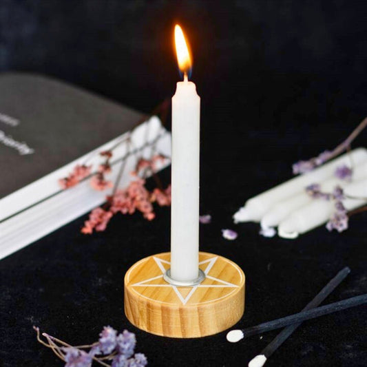 Porta velas de madera con símbolo de pentagrama, ideal para decoración mística y rituales, artesanal y decorativo.