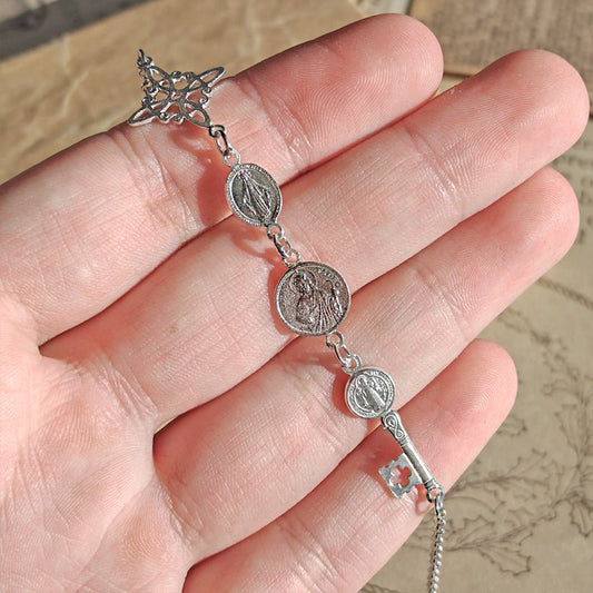 Pulsera de plata S925 con cuatro amuletos de luz para protección, diseñada por Mystical Tienda.