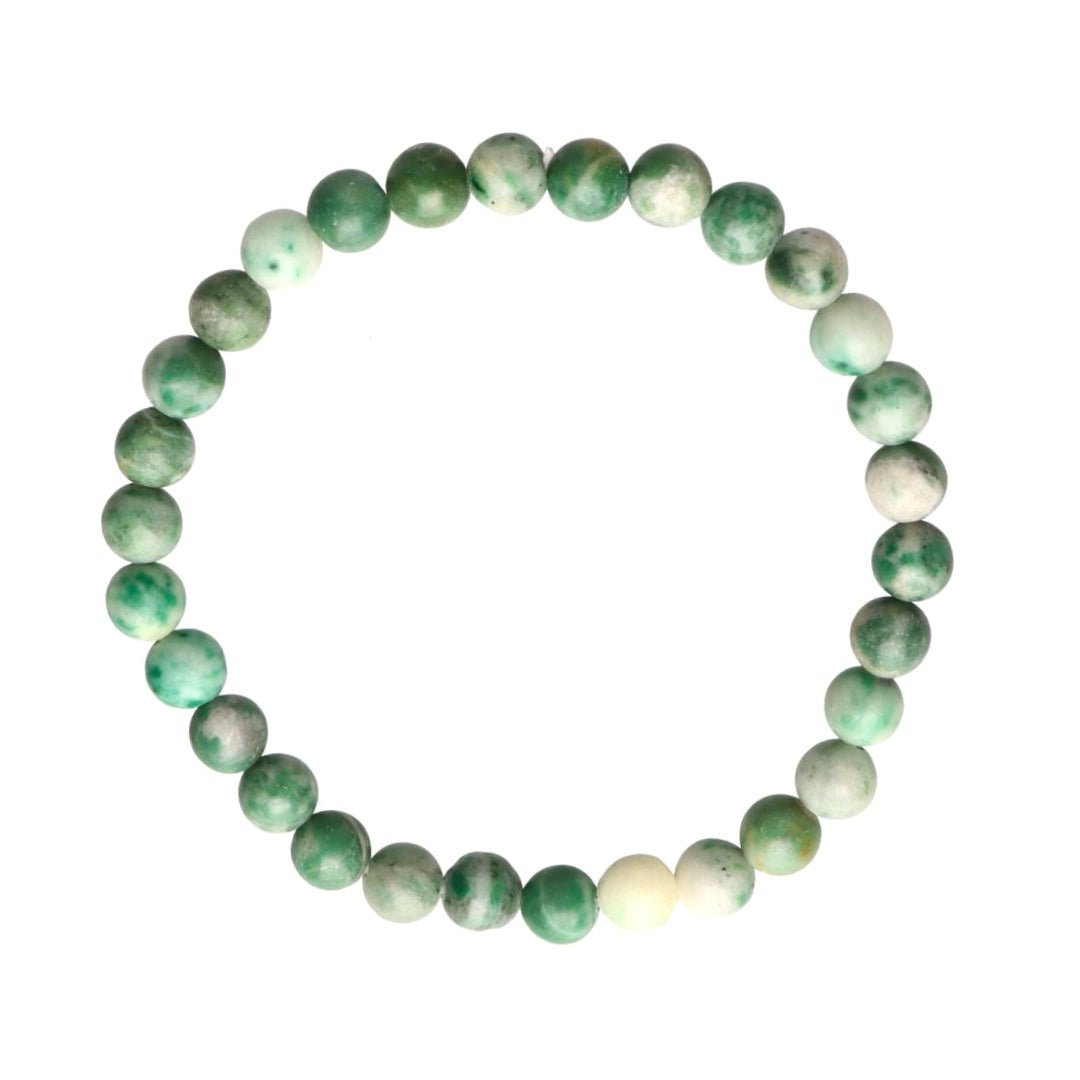 Pulsera de serpentina de mineral en tonos verdes y morados, diseñada por Mystical Tienda, muestra detalles de las piedras.