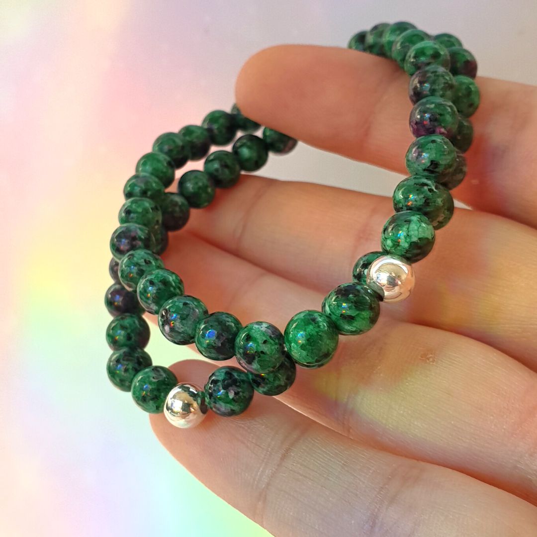 Pulsera de Zoisita Rubí con Bola de Plata de Ley