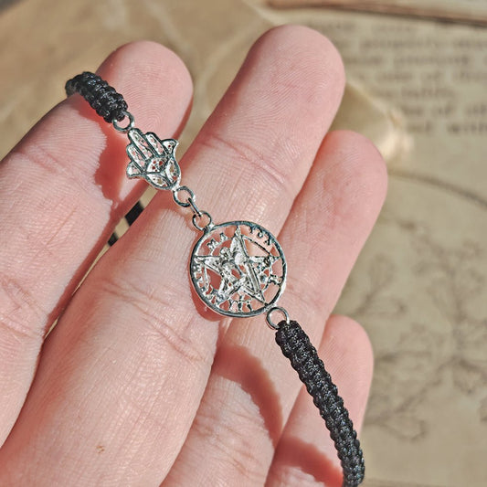 Pulsera de plata Macramé con Tetragramatón y Mano de Fátima, joya espiritual de Mystical Tienda.