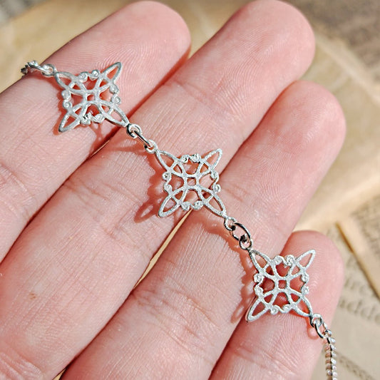 Pulsera de plata de ley 925 con triple nudo de bruja, diseñada por Mystical Tienda, muestra los detalles en la pulsera.