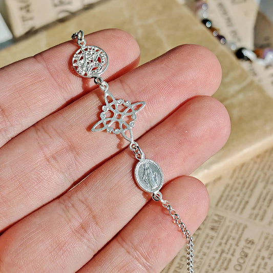 Pulsera de plata S925 con nudo de bruja, tetragramatón y Virgen de la Milagrosa, símbolo de protección y espiritualidad.
