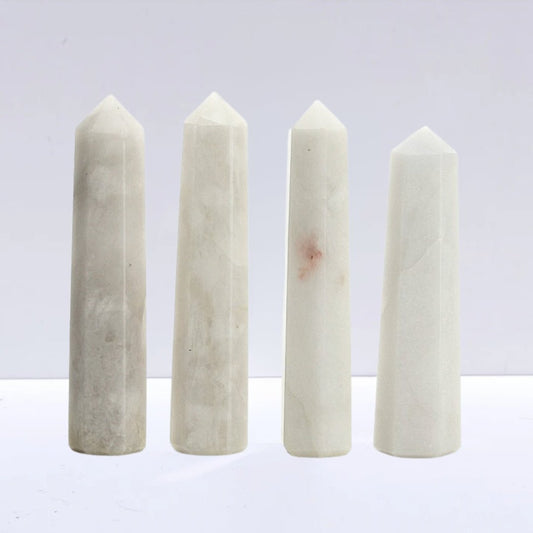 Punta de cuarzo nieve de Mystical Tienda, cristal translúcido con vetas blancas, forma puntiaguda y pulida para terapias energéticas.