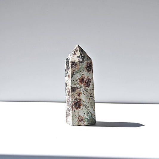 Punta de jaspe con diseño de flor, pieza decorativa de cristal natural, de la marca Mystical Tienda.
