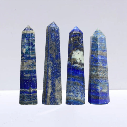 Punta de lapislázuli de Mystical Tienda, forma triangular con vibrantes tonos azules y detalles dorados naturales.