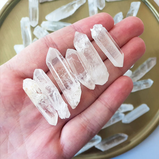 Punta de cuarzo lemuriano de cristal transparente, forma puntiaguda y brillante, utilizada para meditaciones y energías espirituales.