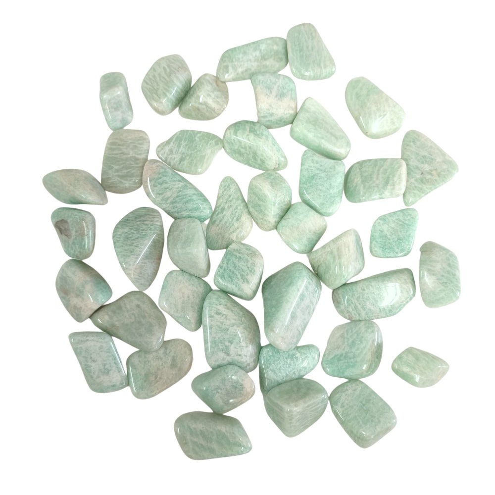 Rodado de amazonita de la marca Mystical Tienda, muestra detalles y colores verdes brillantes en una imagen cercana.