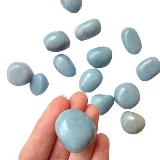 Rodado de Angelita de la marca Mystical Tienda, muestra detalles de la piedra y su diseño en un fondo neutro.