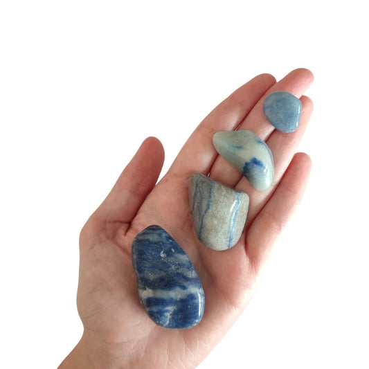 Rodado de cuarzo azul de Mystical Tienda, piedra pulida y lisa, muestra su color azul brillante y superficie suave.