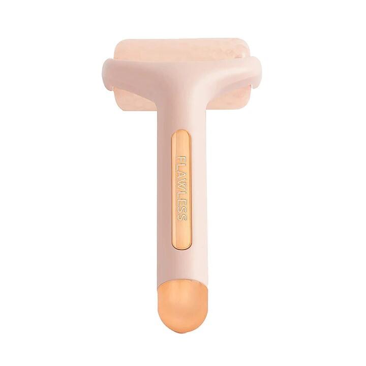 Rodillo de hielo para cuidado facial y corporal, masajeador calmante de la marca innovagizmo.com, en uso en rostro y cuello.