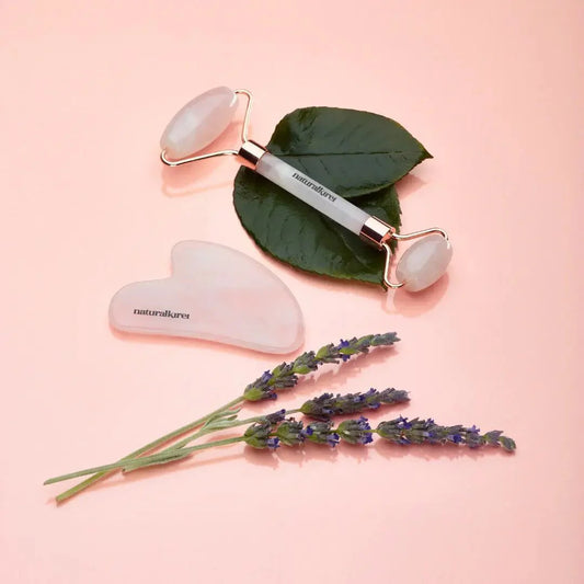 Rodillo facial de cuarzo rosa y Gua Sha de innovagizmo para masaje facial y relajación, con detalles del producto en la imagen.