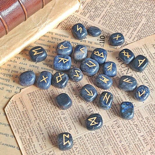 Runas vikingas en aventurina azul de Mystical Tienda, con símbolos grabados que representan claridad, sabiduría y comunicación sagrada.