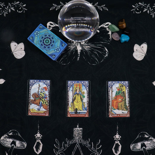 Tapete para el tarot Old Witch de Mystical Tienda, con diseño místico y detalles artísticos para lecturas de tarot.