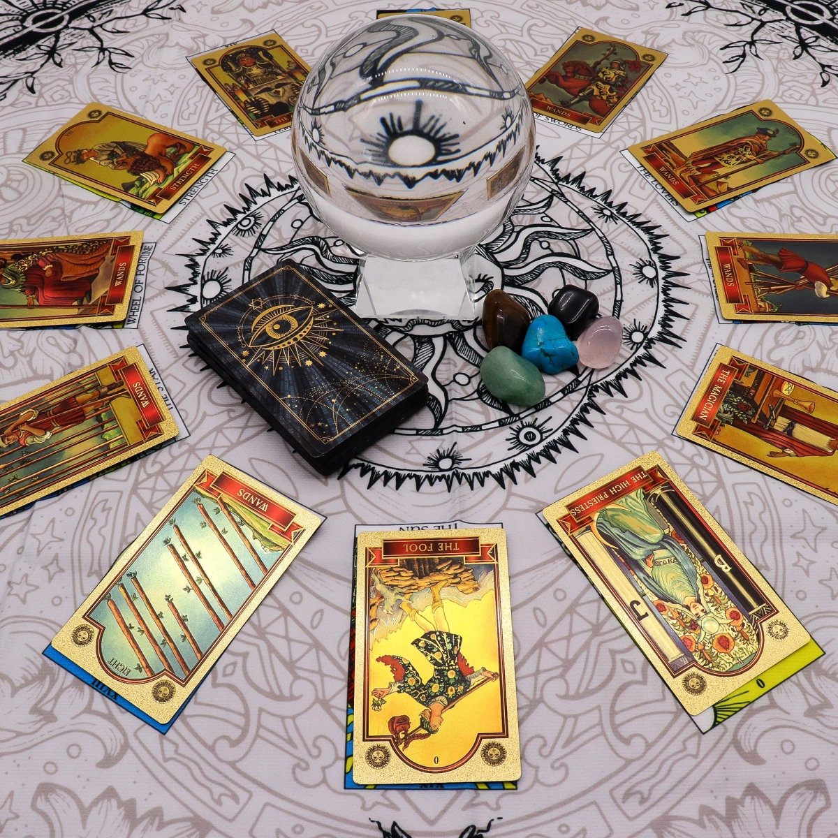 Tapete para lectura del Tarot Sol Místico con diseño místico y detalles en colores dorados y azules, ideal para lecturas de tarot.
