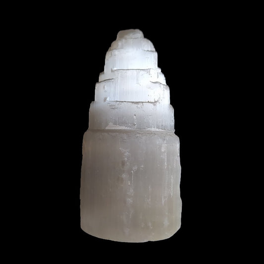 Torre de Selenita de forma geométrica, cristal blanco y translúcido, utilizada para decoración y terapias de cristales.