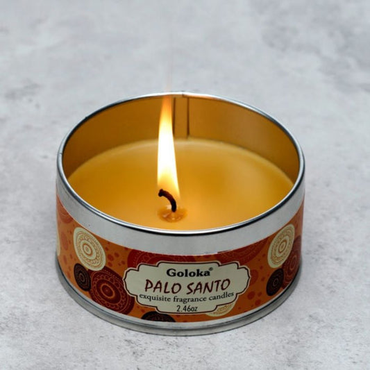 Vela de cera en lata Goloka con aroma a Palo Santo, ideal para crear ambiente relajante y espiritual en el hogar.