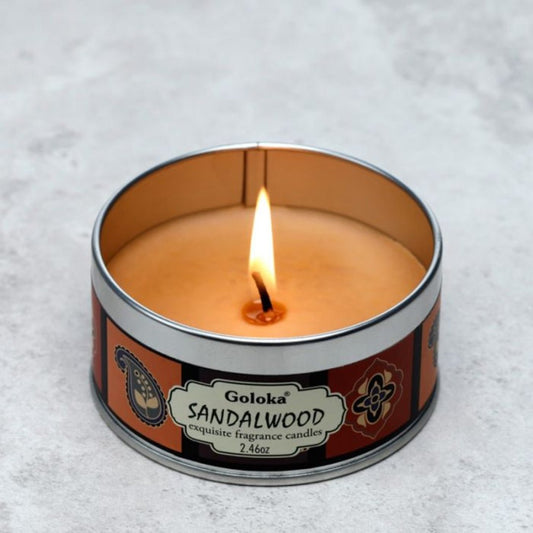 Vela de cera en lata Goloka con aroma a sándalo, perfecta para ambientes relajantes y decorativos.