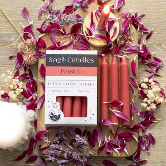 Vela de la marca Mystical Tienda, Spell Candle Pasión, con diseño decorativo y color vibrante para rituales y decoración.