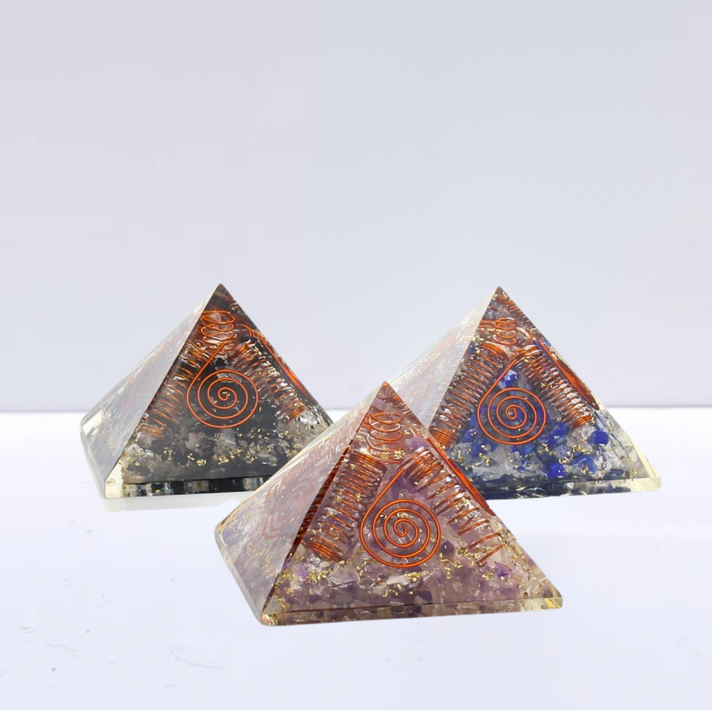 Figura geométrica Pirámide Orgonita 'Spiralis' con turmalina y cuarzo blanco, diseñada por Mystical Tienda.