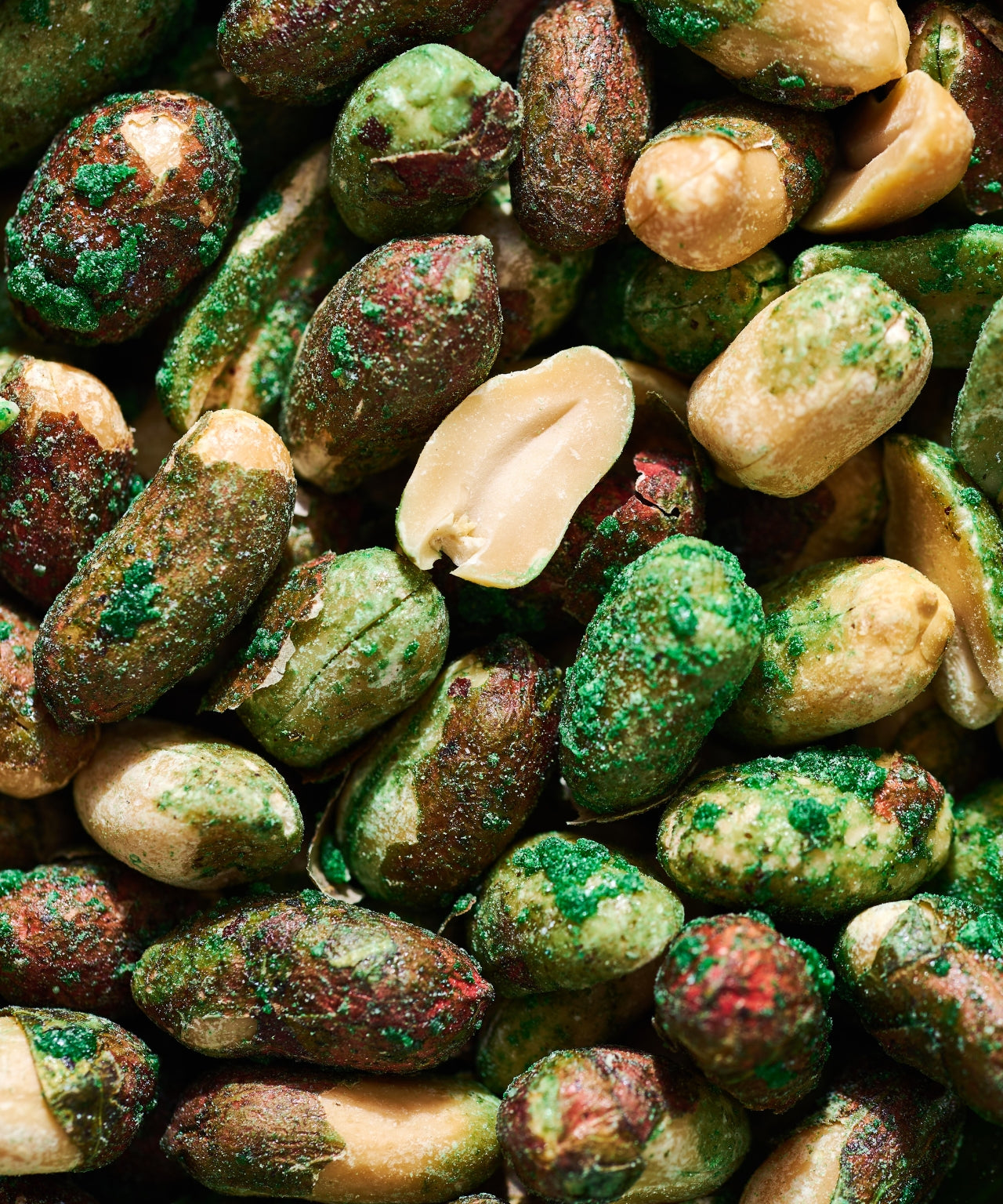 Cacahuetes tostados naturales con sabor a wasabi de la marca Sal de Manantial Ancestral, en un frasco de frutos secos.