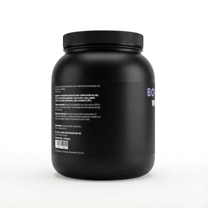 Galletas de proteína de suero Premium de BORNSTRONG FITNESS, 1 kg, con envase y galletas apiladas sobre fondo blanco
