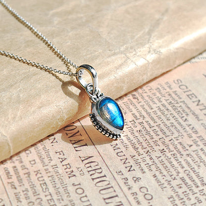 Colgante de plata de ley 925 con piedra labradorita y diseño inspirado en Ishtar, en color plateado con detalles brillantes.