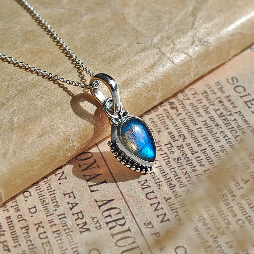 Colgante de plata de ley 925 con piedra labradorita, diseño elegante y detallado, ideal para accesorios de moda y joyería.