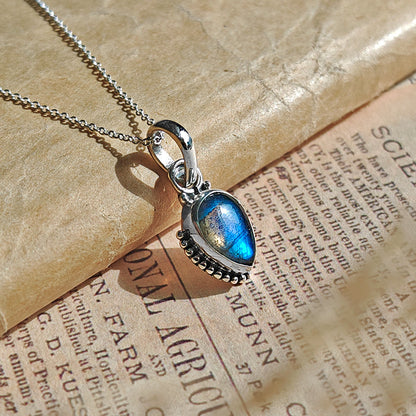 Colgante de plata de ley 925 con piedra labradorita, diseño elegante y detallado, ideal para accesorios de moda y joyería.