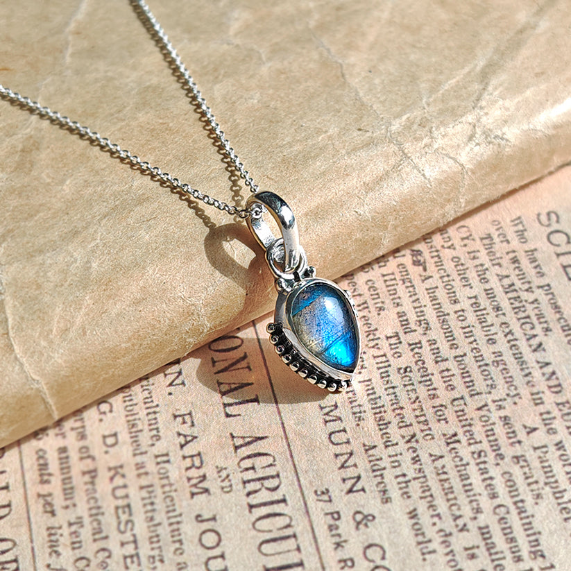 Colgante de plata de ley 925 con piedra labradorita, diseño elegante y brillante, llamado 'Ishtar'.