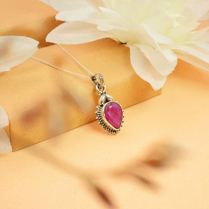 Colgante de plata de ley 925 con rubí en diseño Agra, joyería elegante y detallada, de la marca Mystical Tienda.