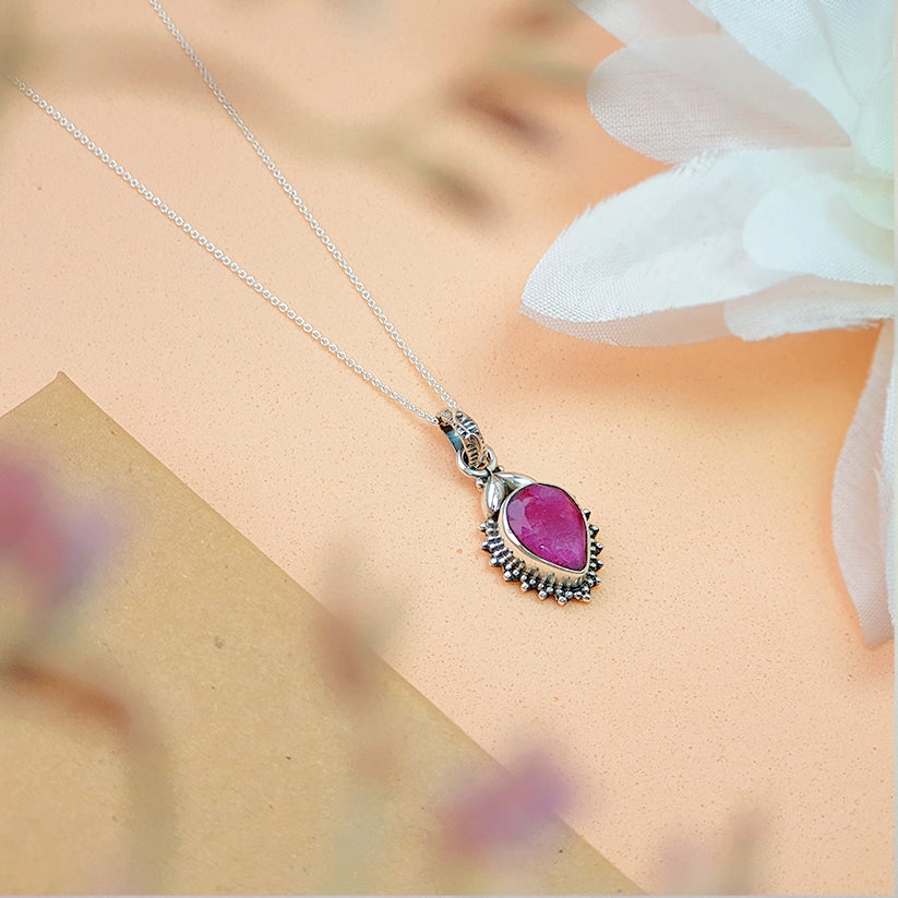 Colgante de plata de ley 925 con rubí en diseño Agra, joya elegante y brillante, para lucir con estilo.