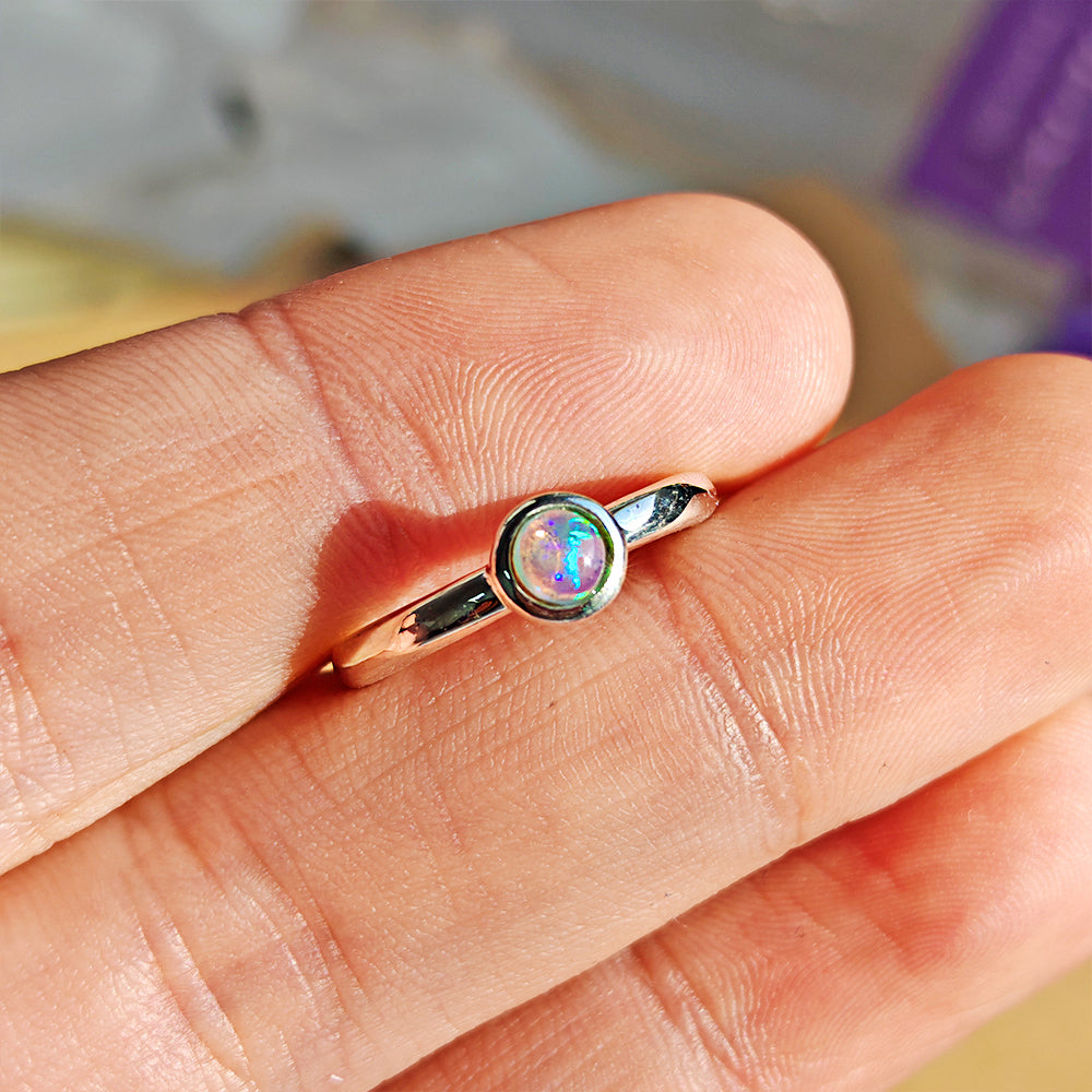 Anillo de plata de ley 925 con diseño de círculo y ópalo en el centro, brillante y elegante, de Mystical Tienda.
