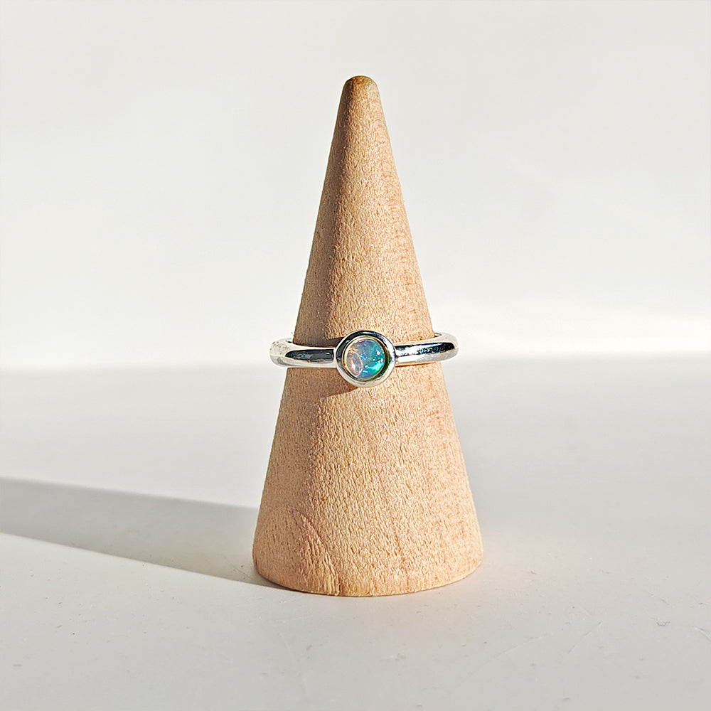 Anillo de plata de ley 925 con círculo de ópalo en estilo elegante y delicado, diseñado por Mystical Tienda.