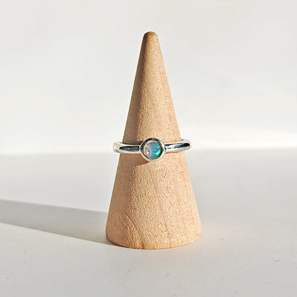 Anillo de plata de ley 925 con círculo de ópalo en estilo elegante y delicado, diseñado por Mystical Tienda.