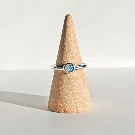 Anillo de plata de ley 925 con círculo de ópalo en estilo elegante y delicado, diseñado por Mystical Tienda.