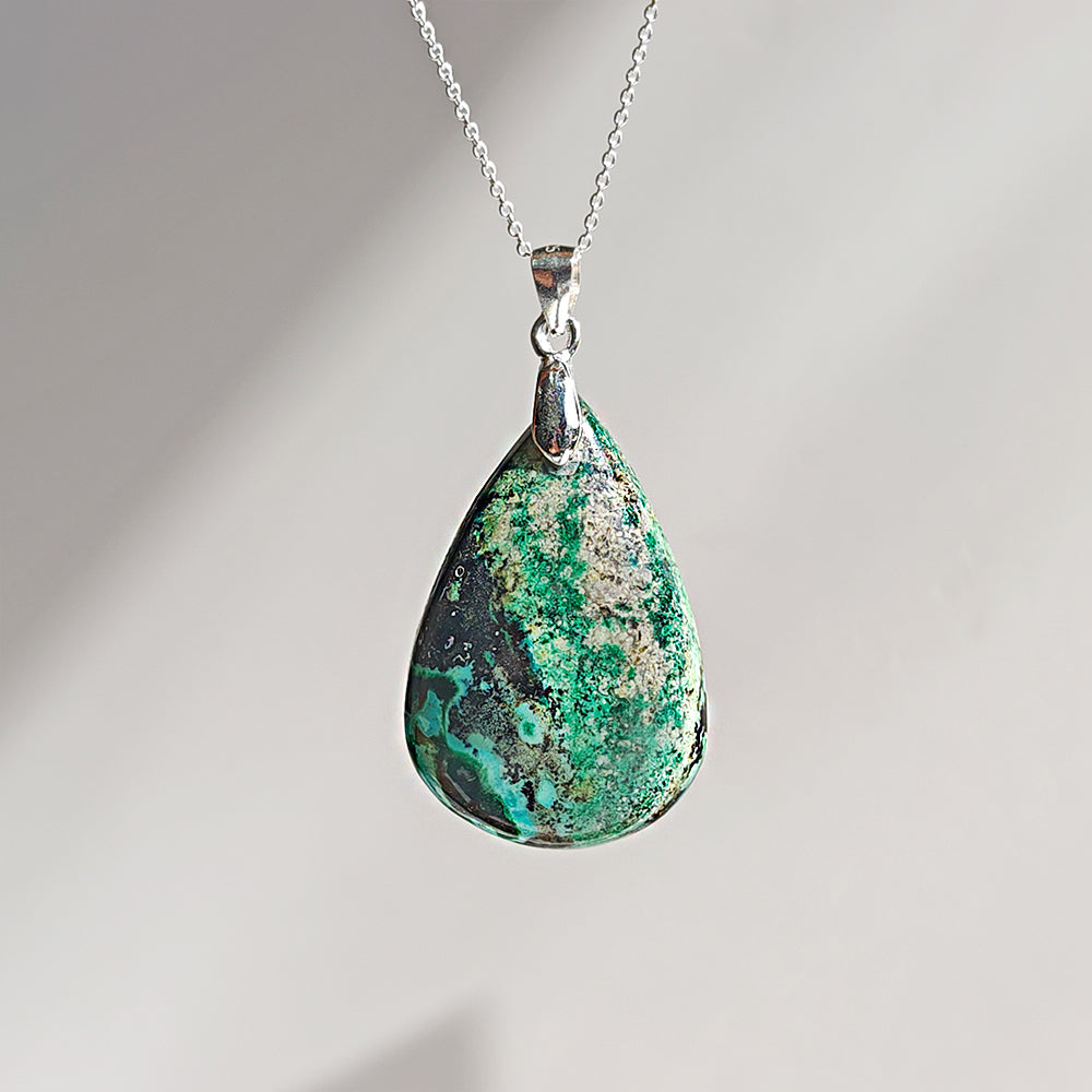 Colgante de plata de ley 925 con azurita y malaquita, diseño elegante y natural en joyería de Mystical Tienda.