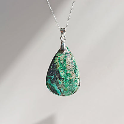 Colgante de plata de ley 925 con azurita y malaquita, diseño elegante y natural en joyería de Mystical Tienda.