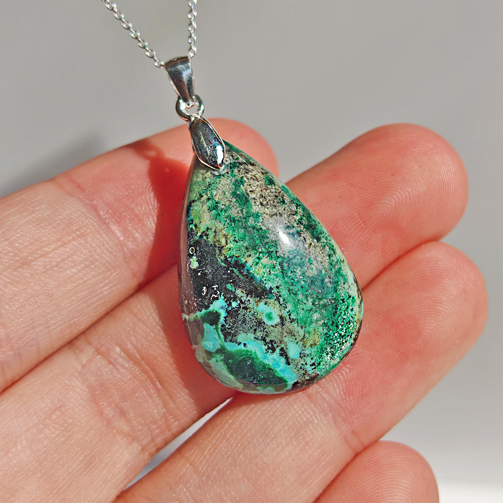 Colgante de plata de ley 925 con azurita y malaquita, joya elegante y natural en hermoso diseño.