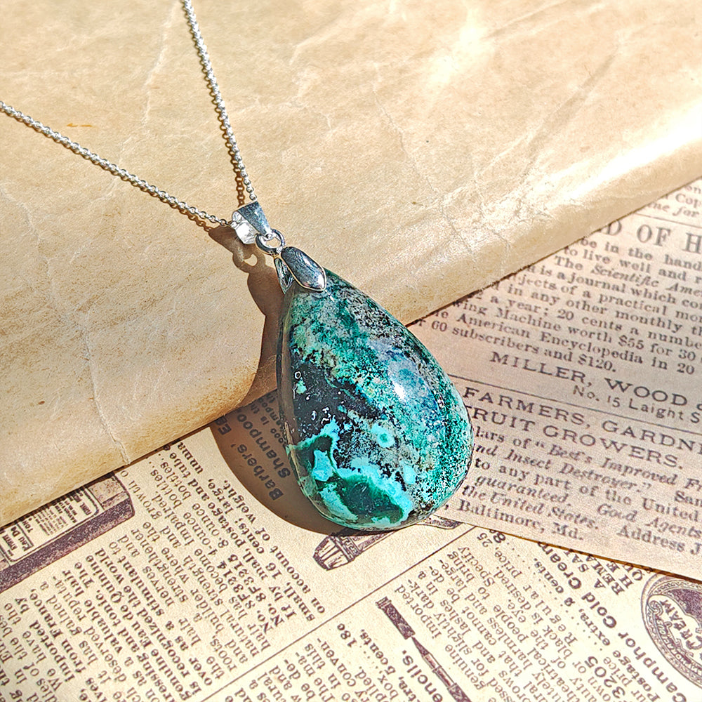 Colgante de plata de ley 925 con azurita y malaquita, joya elegante y natural, muestra piedras coloridas en un diseño delicado.