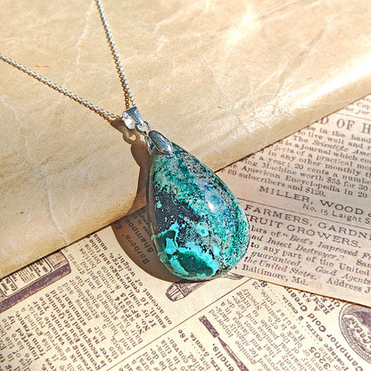 Colgante de plata de ley 925 con azurita y malaquita, joya elegante y natural, muestra piedras coloridas en un diseño delicado.