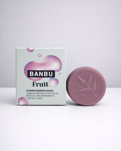 Acondicionador sólido ecológico para cabello rizado de la marca BANBU, con envase y etiqueta visible en la imagen.