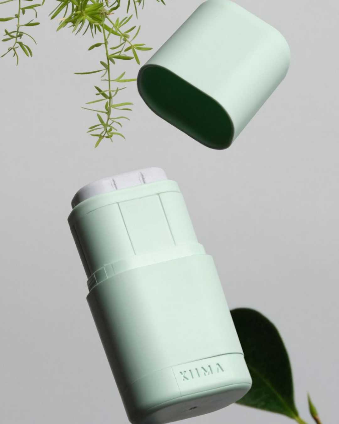 Aplicador con tres desodorantes sólidos ecológicos BANBU para piel normal, envases verdes y naturales.