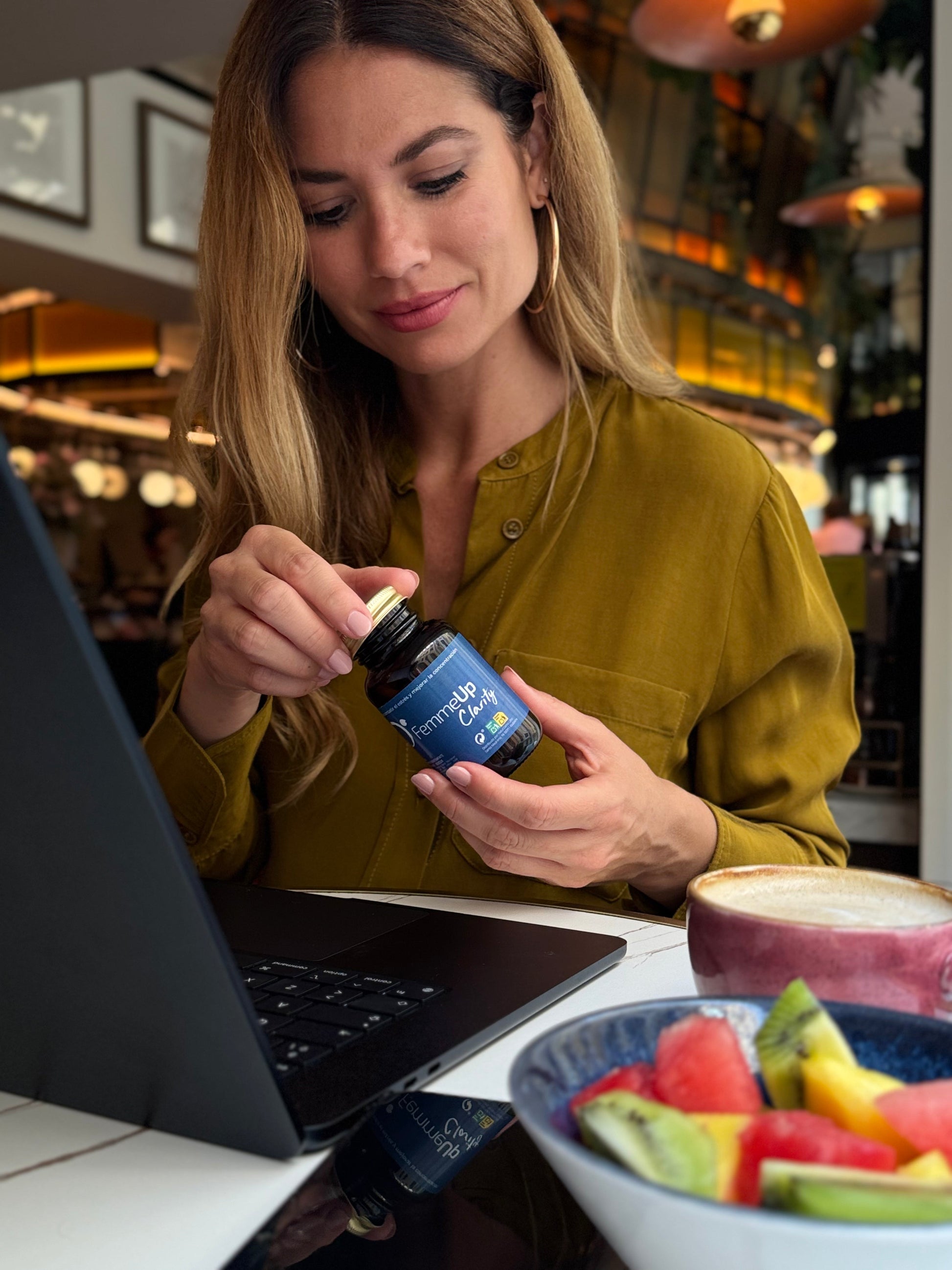Cápsulas FemmeUp Clarity de la marca Femmeup, envase con varias cápsulas blancas y moradas, suplemento para la salud femenina.