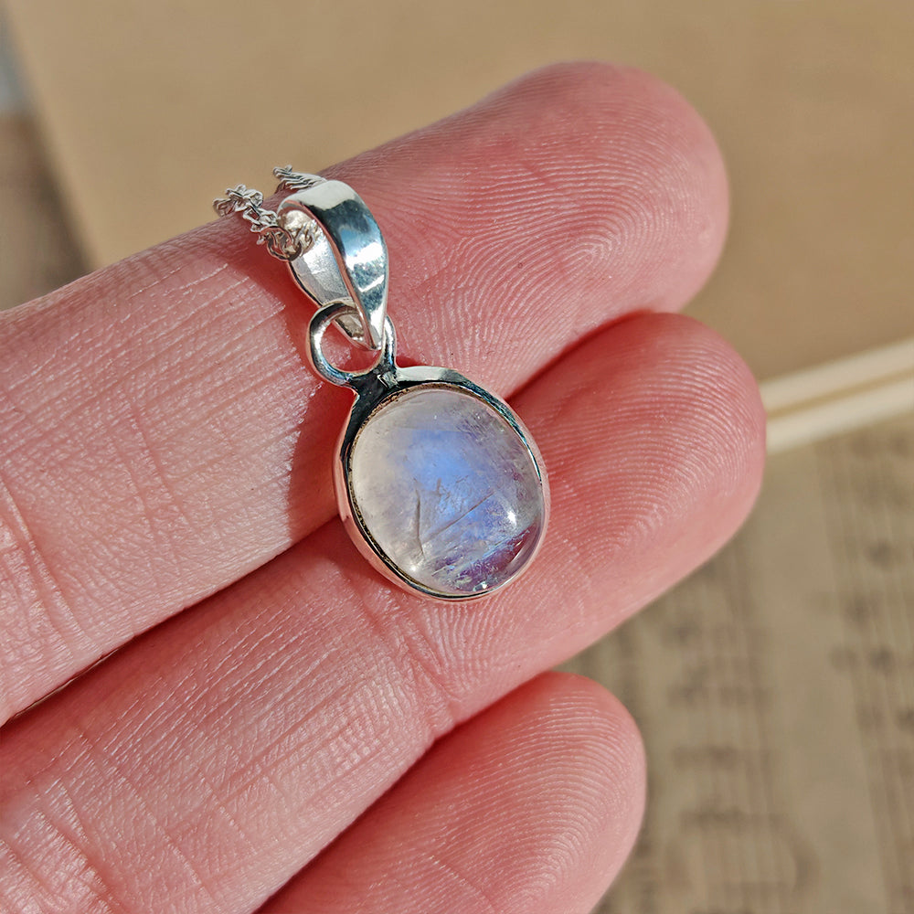 Colgante de plata con piedra de luna y detalles en plata de ley 925, diseño elegante y místico para collar.